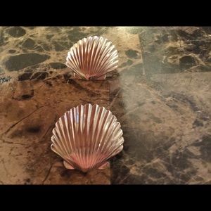 Silvertone shell earrings pierced